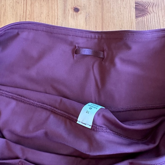 Burgundy lululemon cropped leggings - Picture 5 of 7